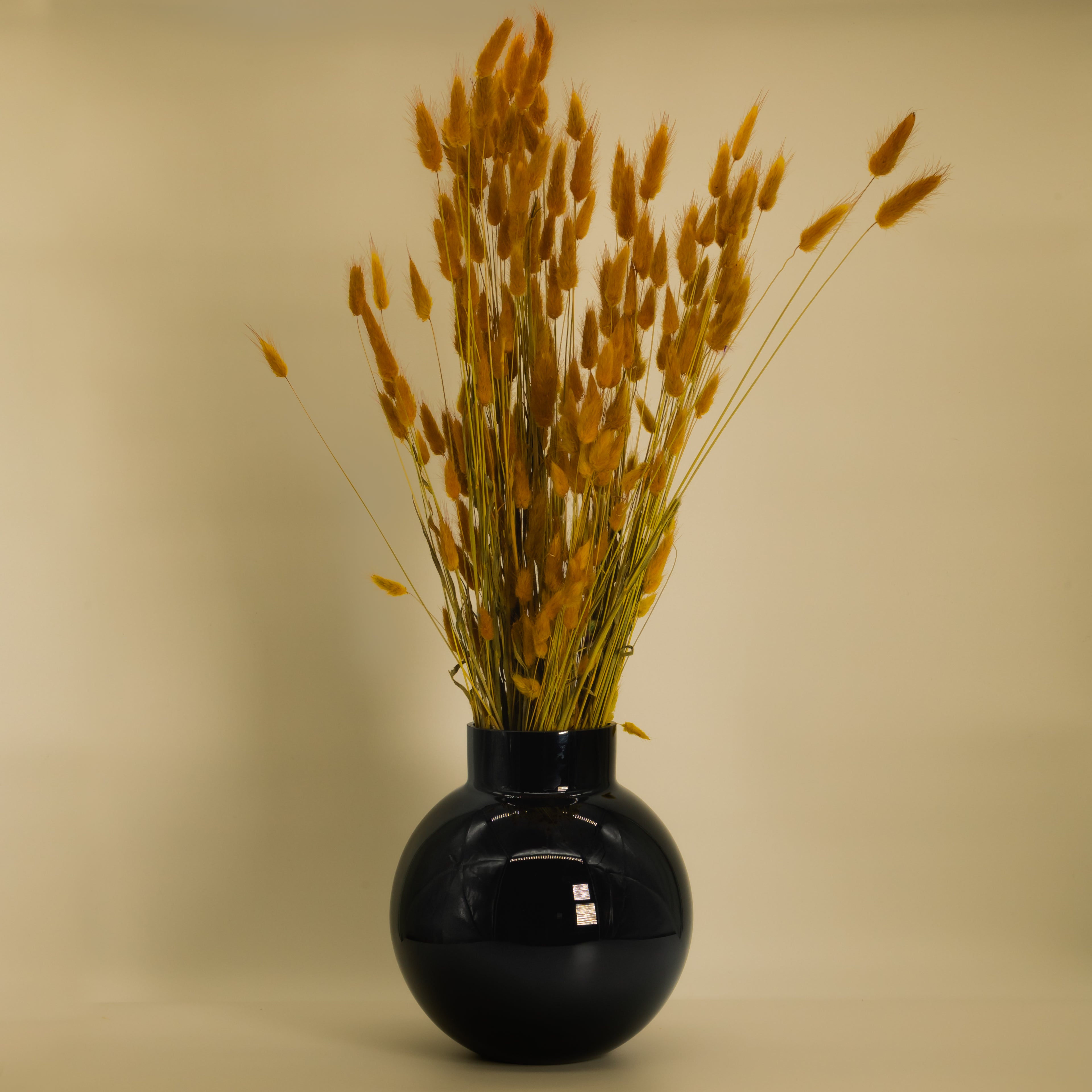 Geschenkbox schwarzgelber Blumengruß