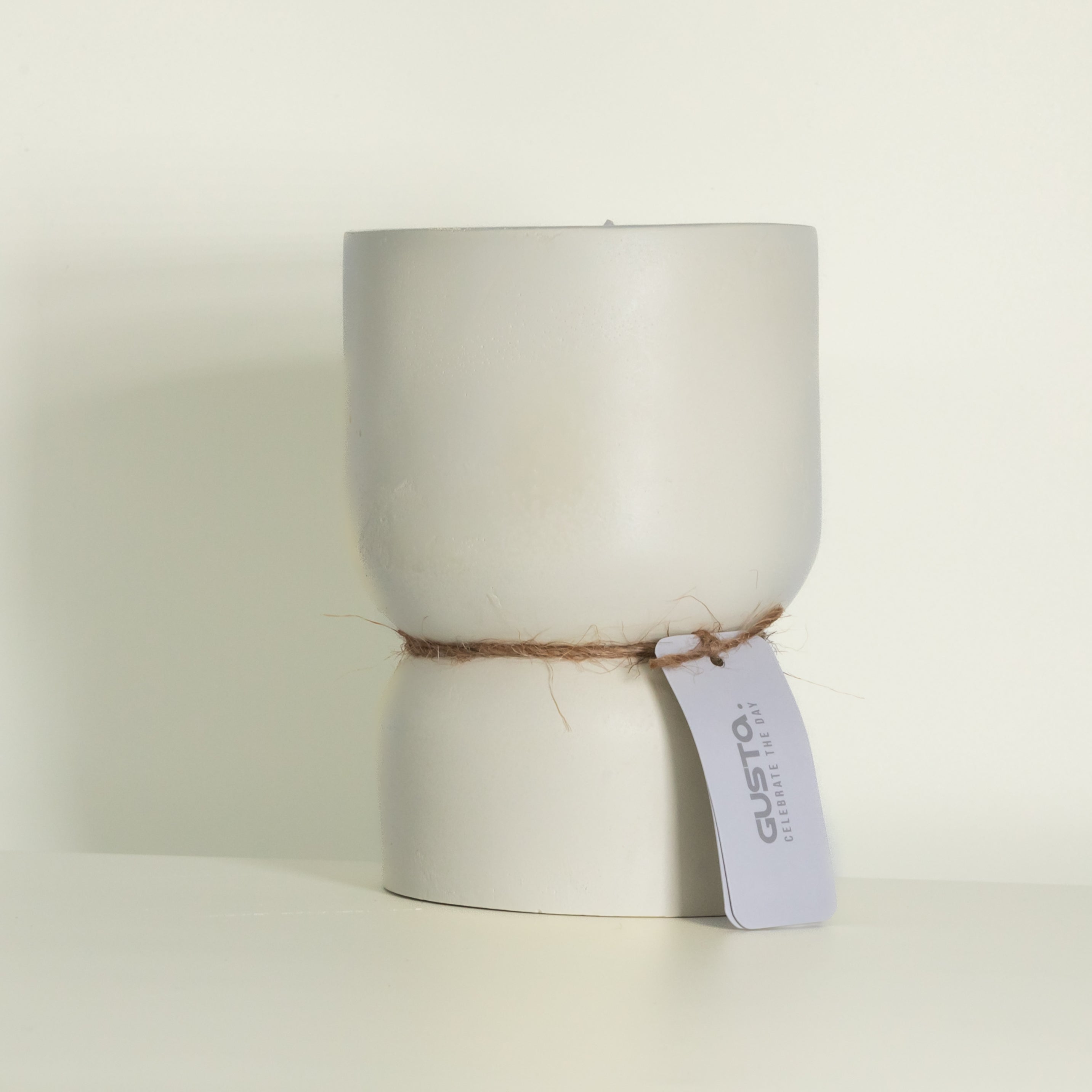 Kerze in Zementhalter