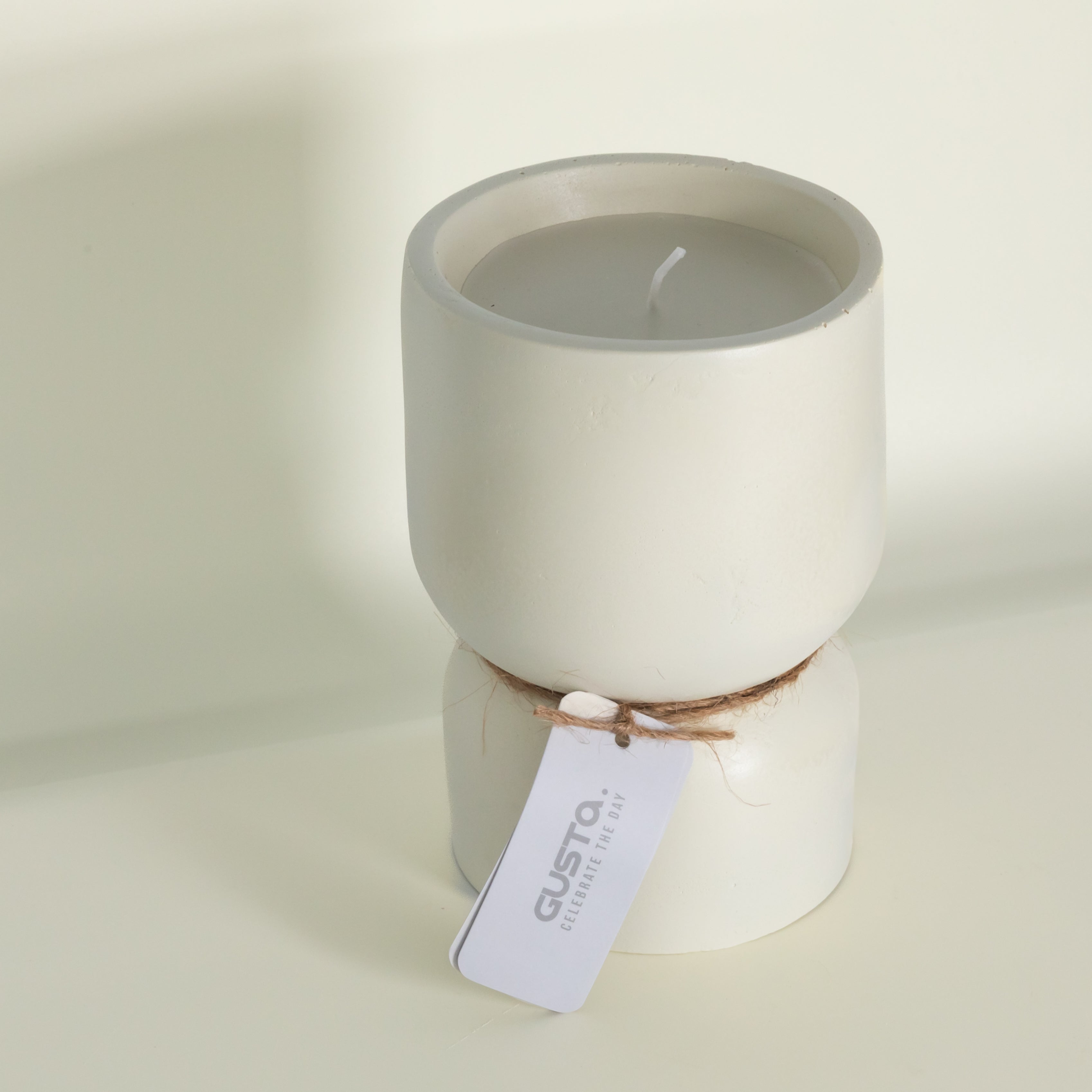 Kerze in Zementhalter