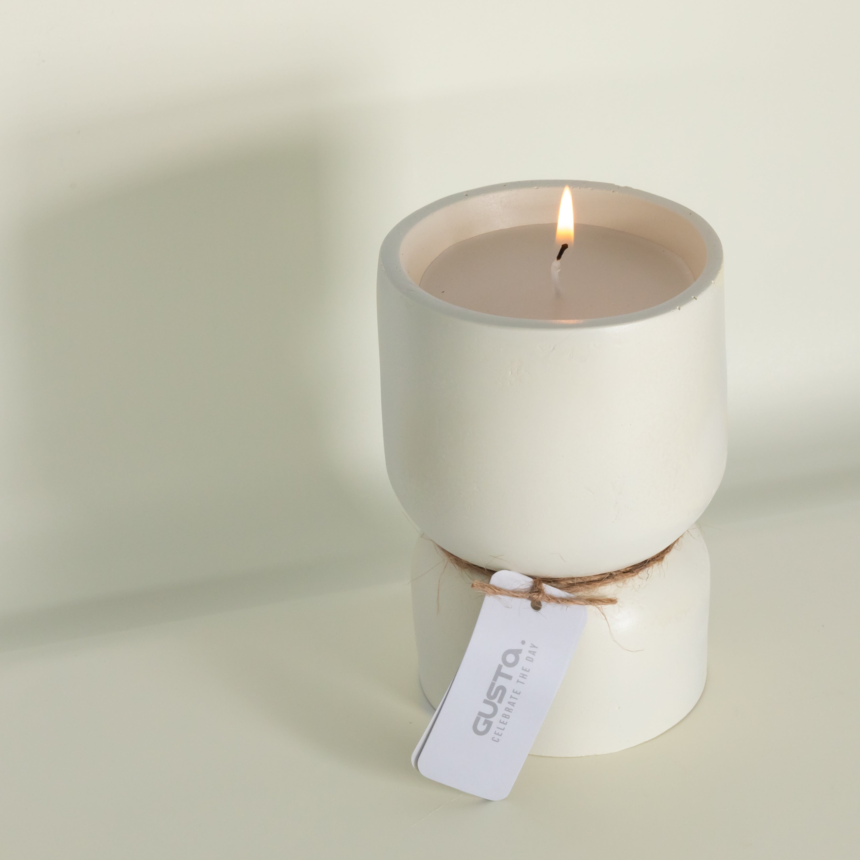 Kerze in Zementhalter