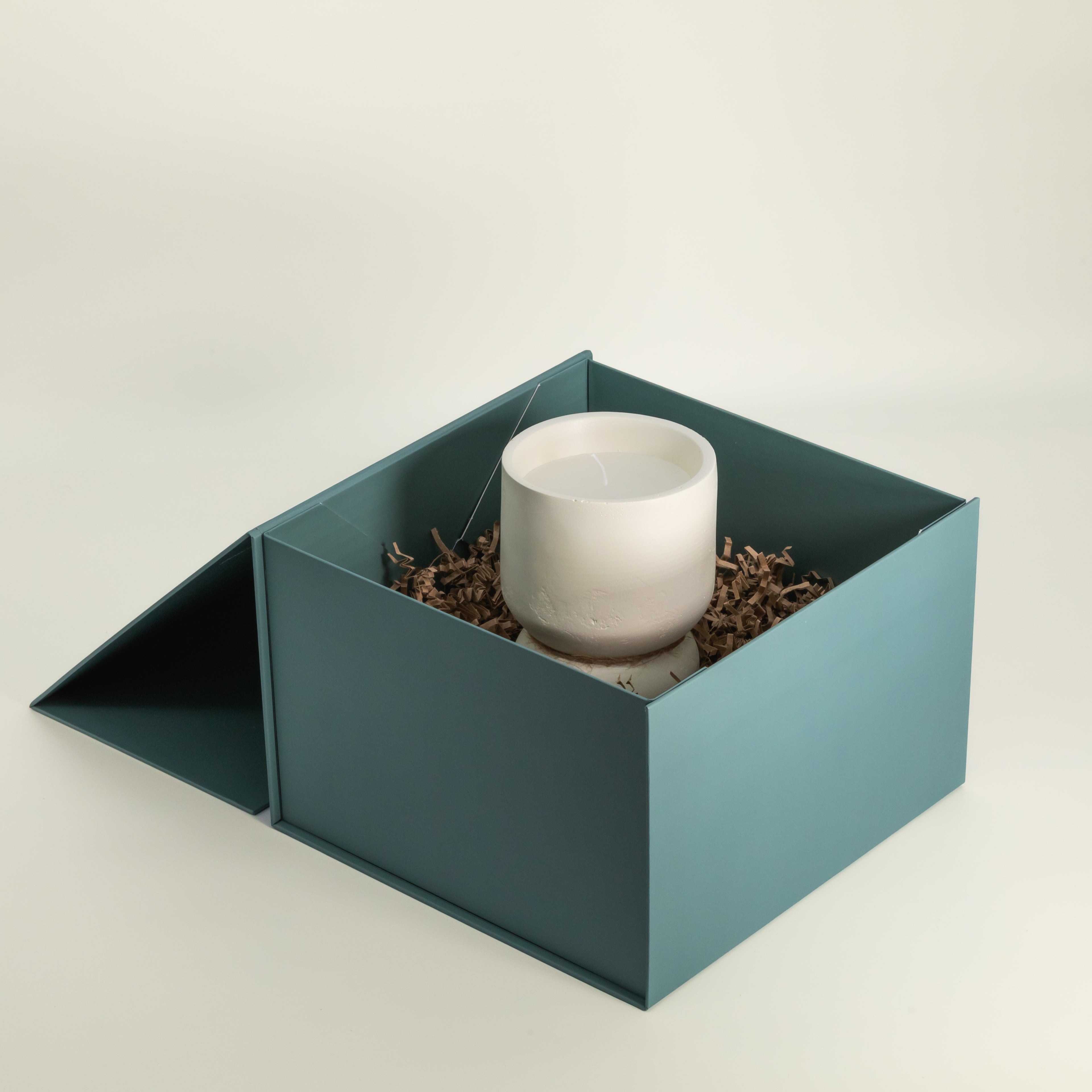 Kerze in Zementhalter