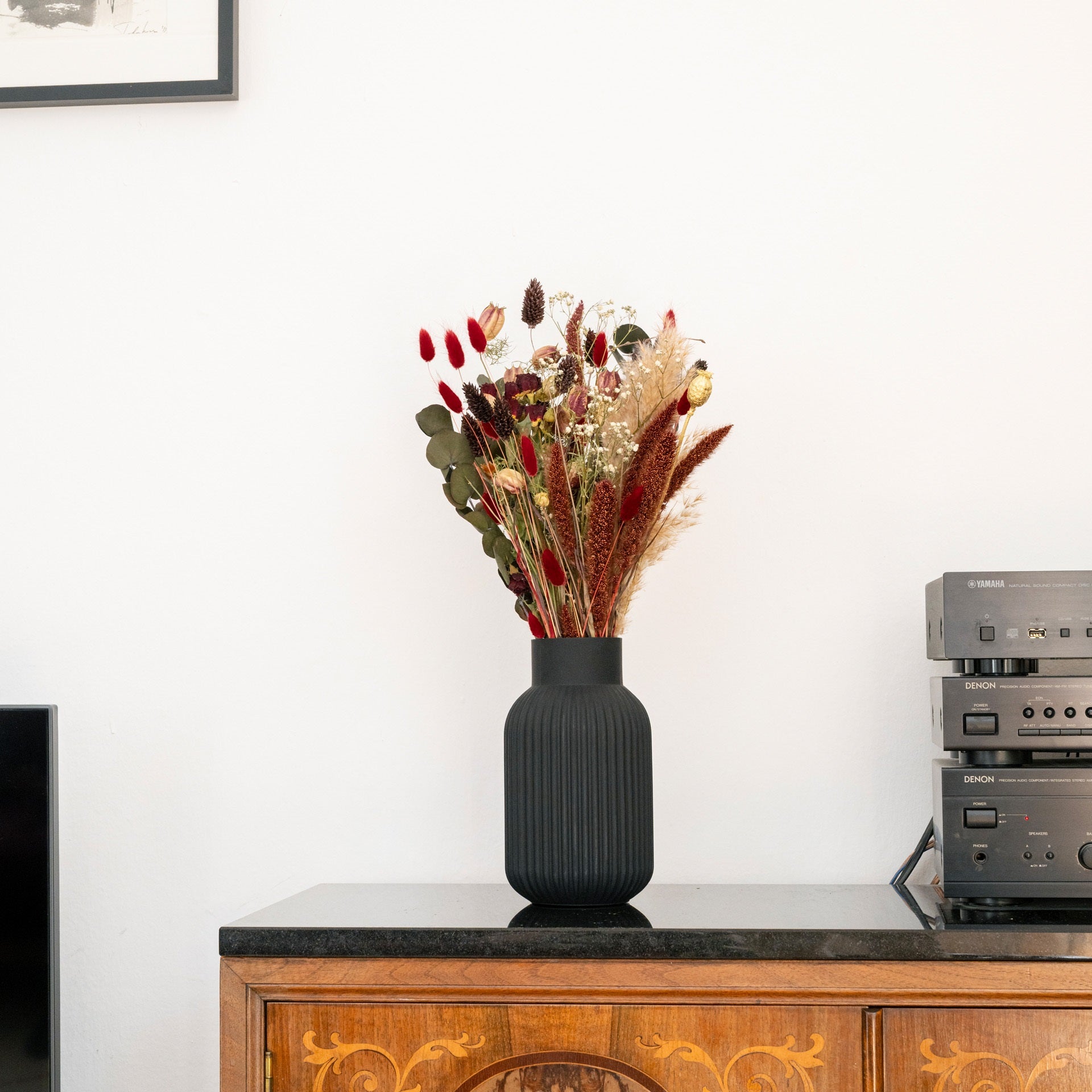 Geschenkbox schwarzroter Blumengruß