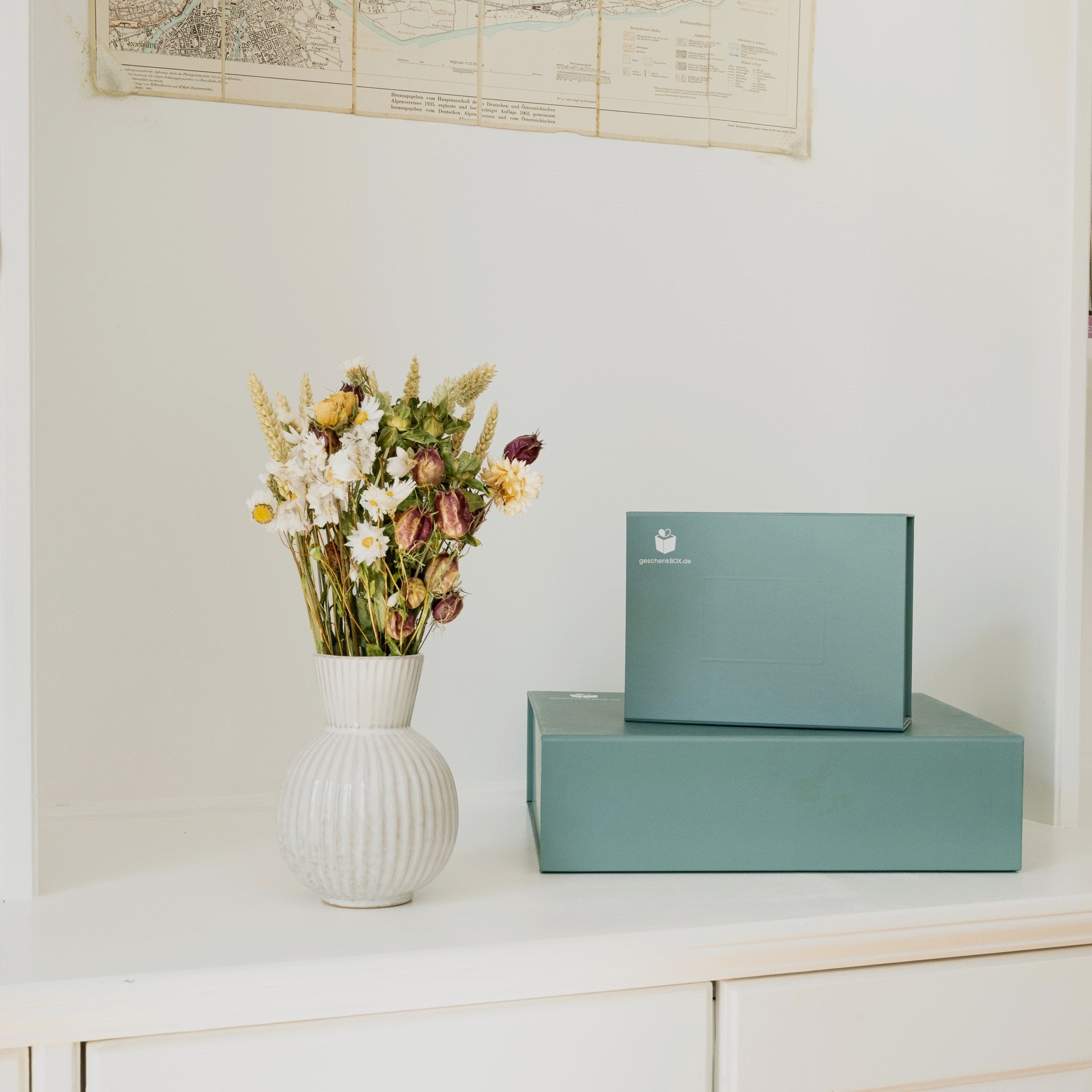 Geschenkbox weißer Blumengruß